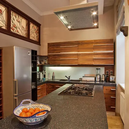 Large Near Castle And Main Square Apartamento