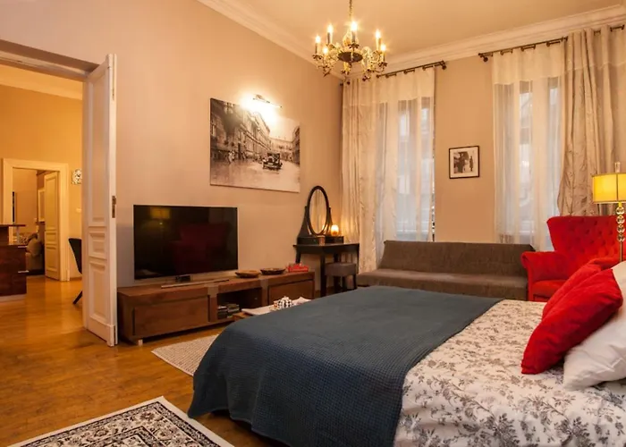 Large Near Castle And Main Square Apartment *
